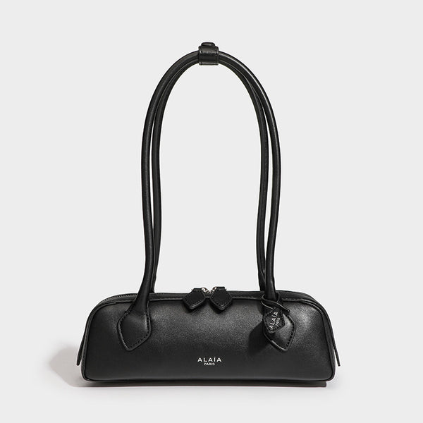 Strukturierte Baguette-Schultertasche mit glatter, matter Lederoptik, langen Doppelriemen und Reißverschluss oben, Detailansicht