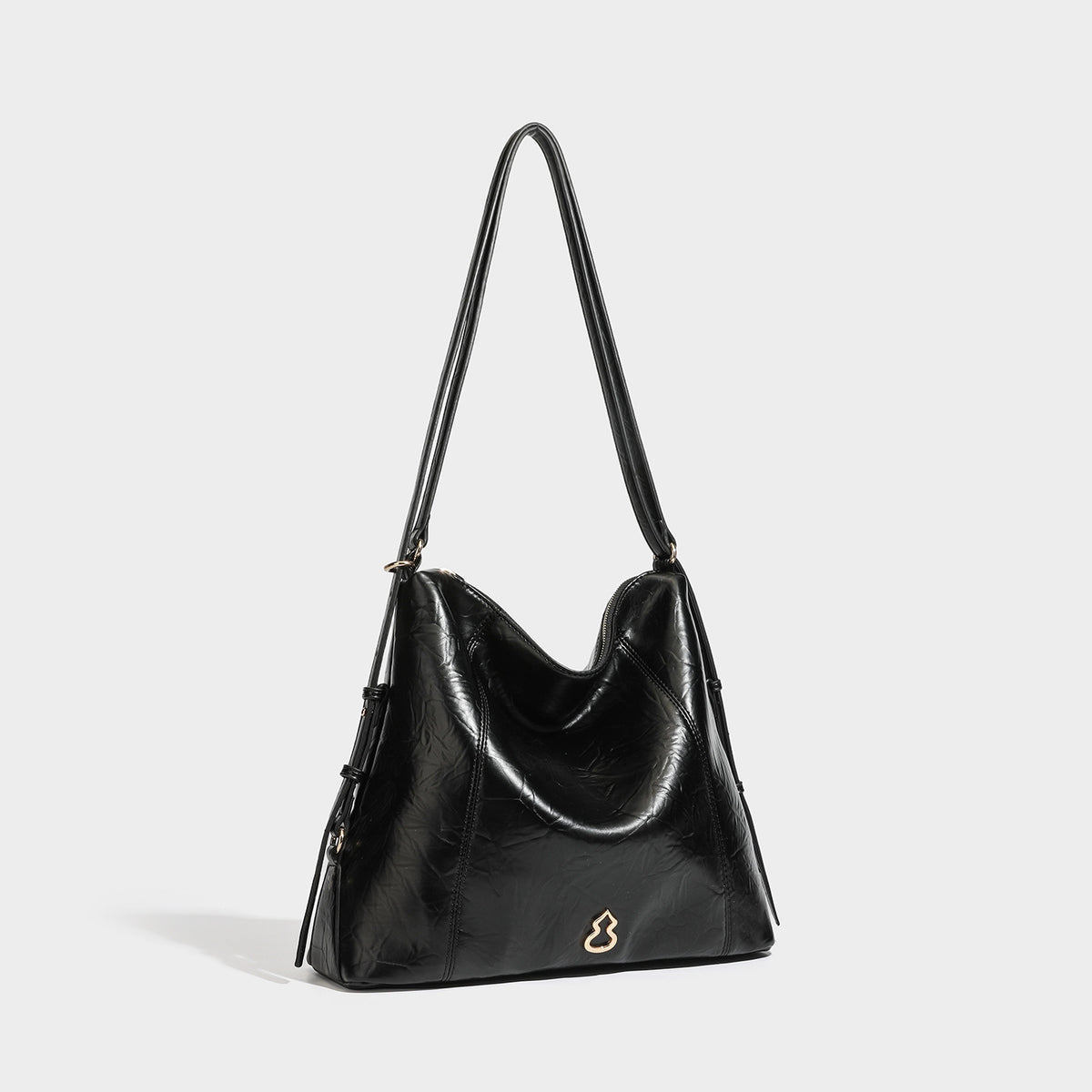 Große, lässig fallende Hobo-Schultertasche aus glänzendem Material in geknautschter Lederoptik mit goldfarbenen Beschlägen und langem verstellbarem Riemen