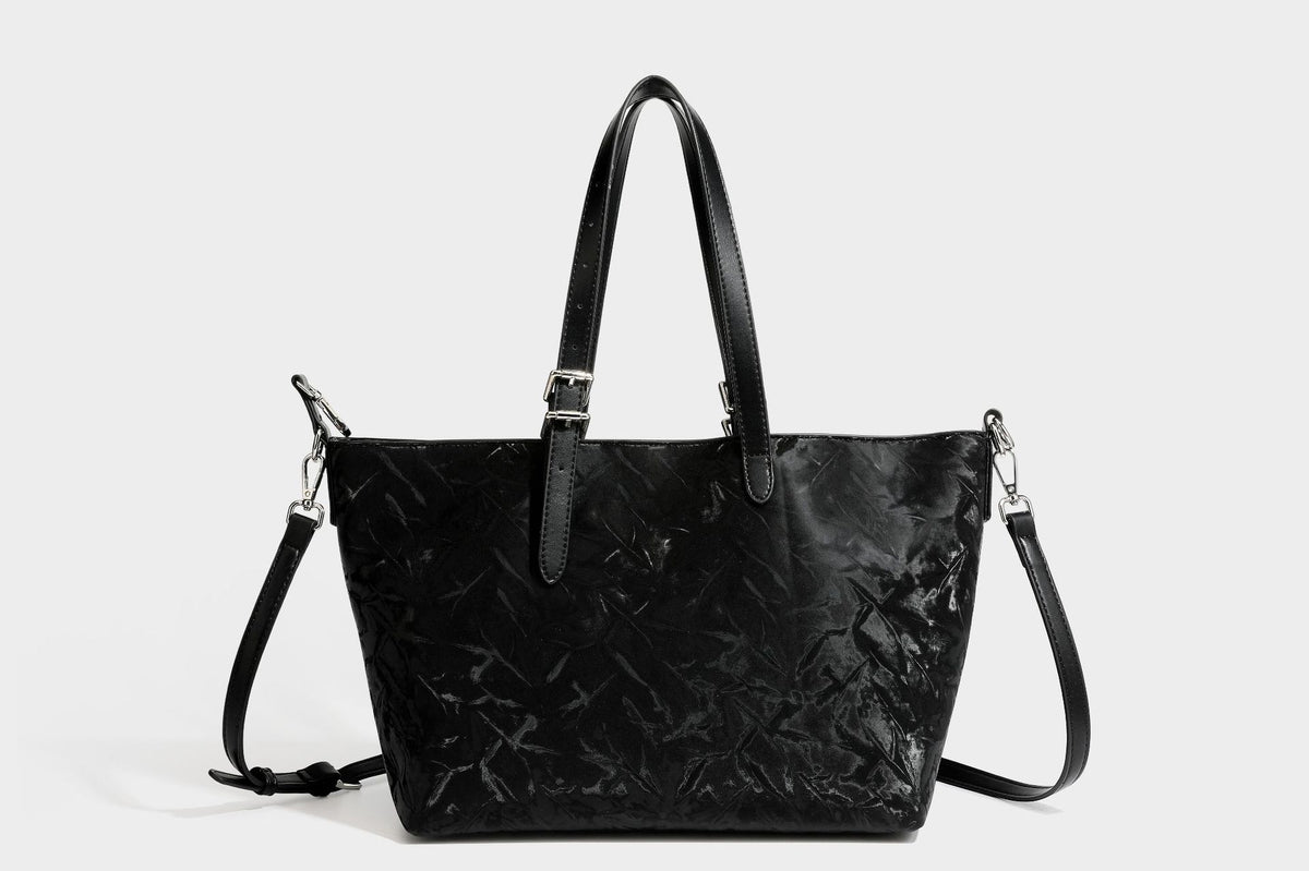 Glänzende, geknautschte Metallic-Tote-Bag mit zwei Tragegriffen oben, abnehmbarem Schulterriemen und abnehmbarer Mini-Reißverschlusstasche in Braun