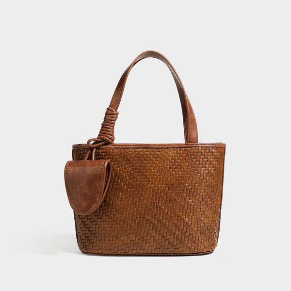 Strukturierte Tote-Bag mit Webstruktur in Braun und goldfarbenen Beschlägen, mit Seil umwickelten Tragegriffen, kleiner Fronttasche sowie, Detailansicht