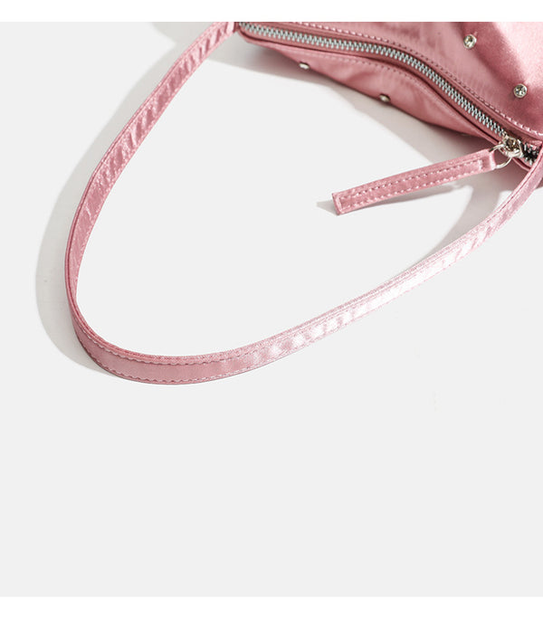 Kompakte Metallic-Schultertasche mit sternförmigen Nieten und Nieten in Strassoptik in Silber, Reißverschluss oben und einem fest angebrachten Riemen