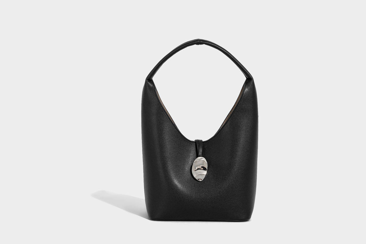 Schlichte Hobo-Schultertasche in matter Lederoptik mit gewölbtem Henkel und silberfarbenem, ovalem Anhänger, Detailansicht 19