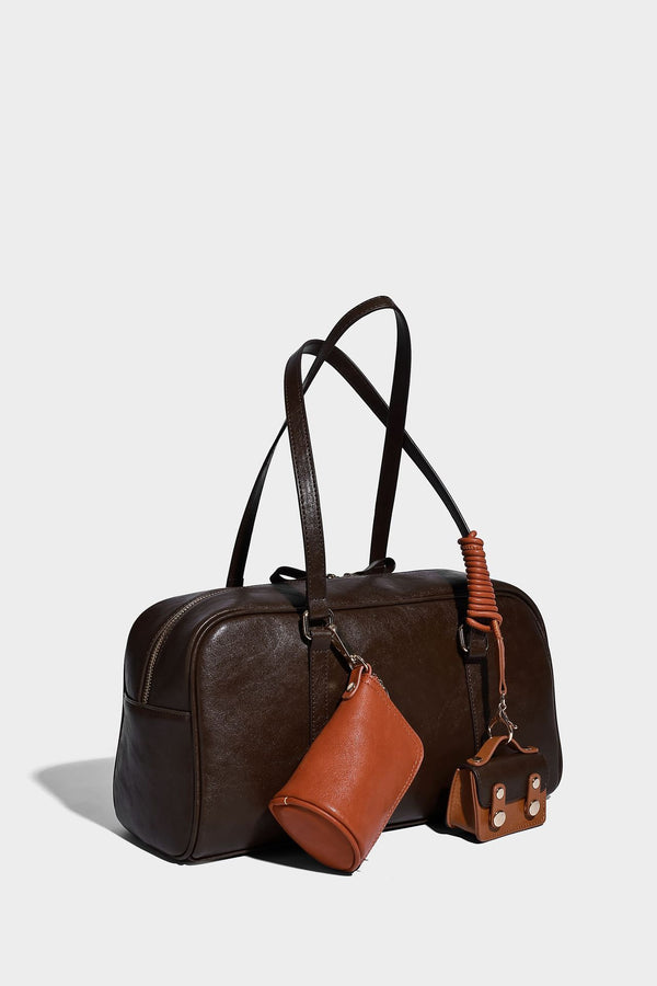 Strukturierte Boston-Schultertasche in glänzender Lederoptik mit zwei langen Trageriemen, Reißverschluss oben, goldfarbenen Beschlägen und zwei