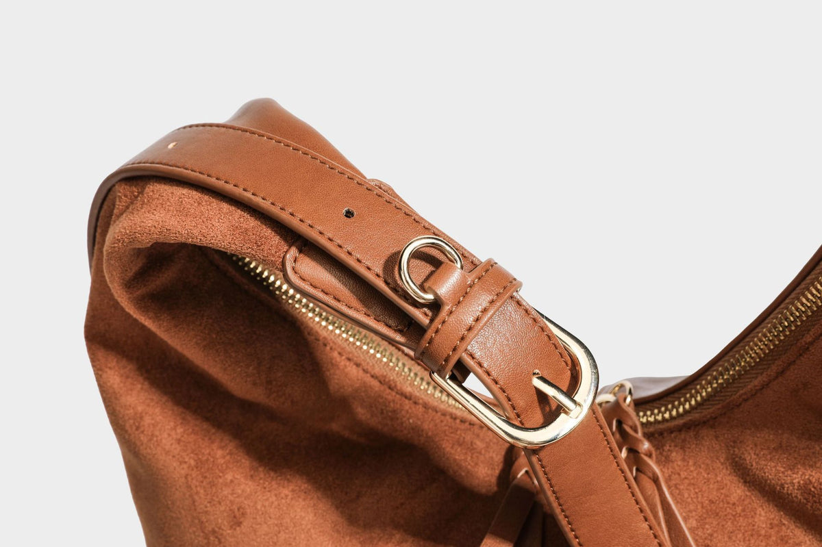 Lässig fallende Hobo-Schultertasche mit strukturierter Wildlederoptik, Reißverschluss oben, Quasten-Zippern und goldfarbenem, verstellbarem