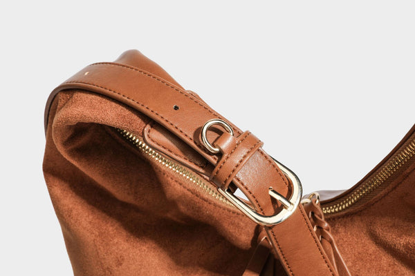 Lässig fallende Hobo-Schultertasche mit strukturierter Wildlederoptik, Reißverschluss oben, Quasten-Zippern und goldfarbenem, verstellbarem