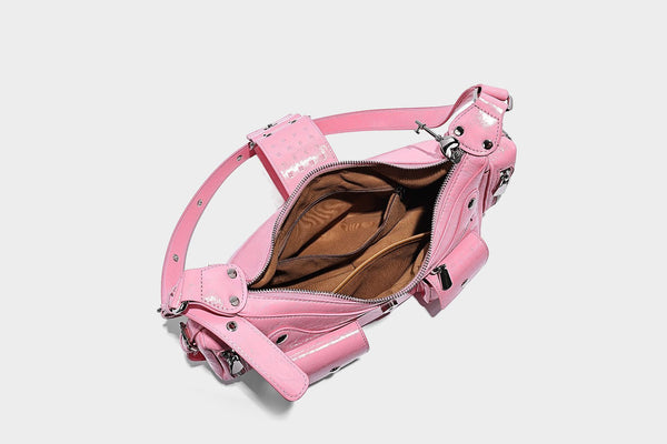 Halbmond-Schultertasche mit Nieten und Gürtelschnallen-Lasche, mehreren Vordertaschen und silberfarbenen Beschlägen, Detailansicht 15