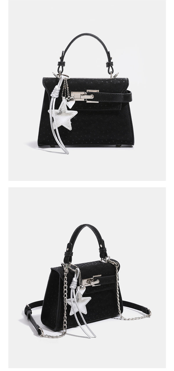 Miniatur-Trapeztasche mit strukturierter Form, geprägter Oberfläche, silberfarbenem Drehverschluss, Stern-Anhänger mit Kordelquasten