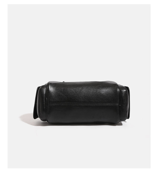 Schwarze, glänzende Bowling-Schultertasche in Lederoptik mit zwei Riemen, silberfarbenen Beschlägen, seitlichen Überschlagtaschen und geflochtenem Seil