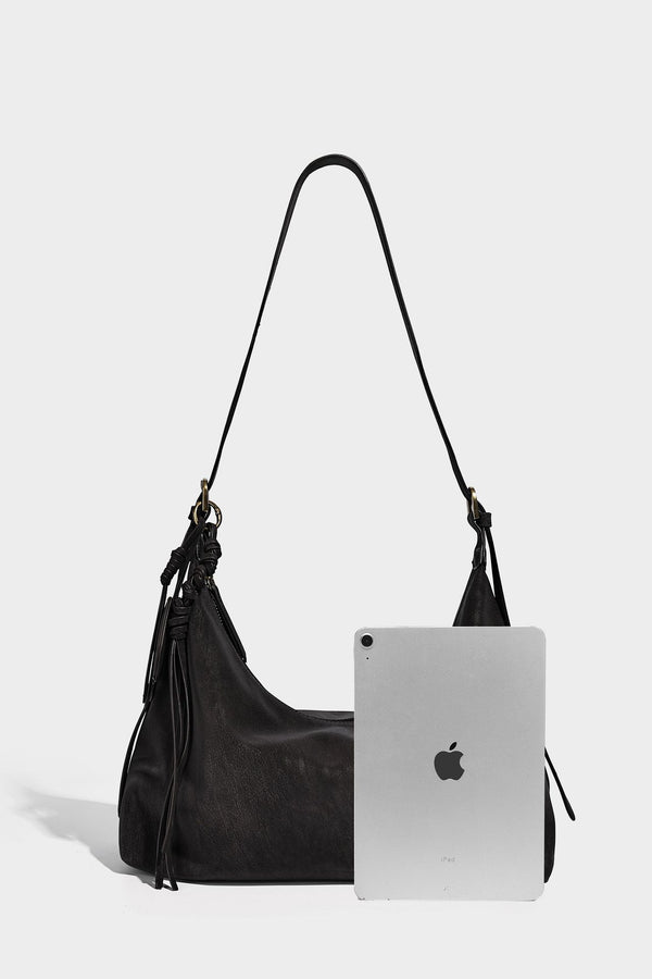 Lässige Hobo-Schultertasche mit matter Oberfläche, Quastenbesatz und goldfarbenen Metallelementen, Detailansicht 22