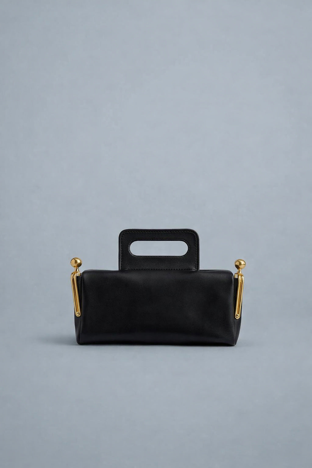 Kompakte dunkelbraune Henkeltasche in Lederoptik mit goldfarbenem Rahmenbeschlag und abnehmbarem, verstellbarem Crossbody-Riemen