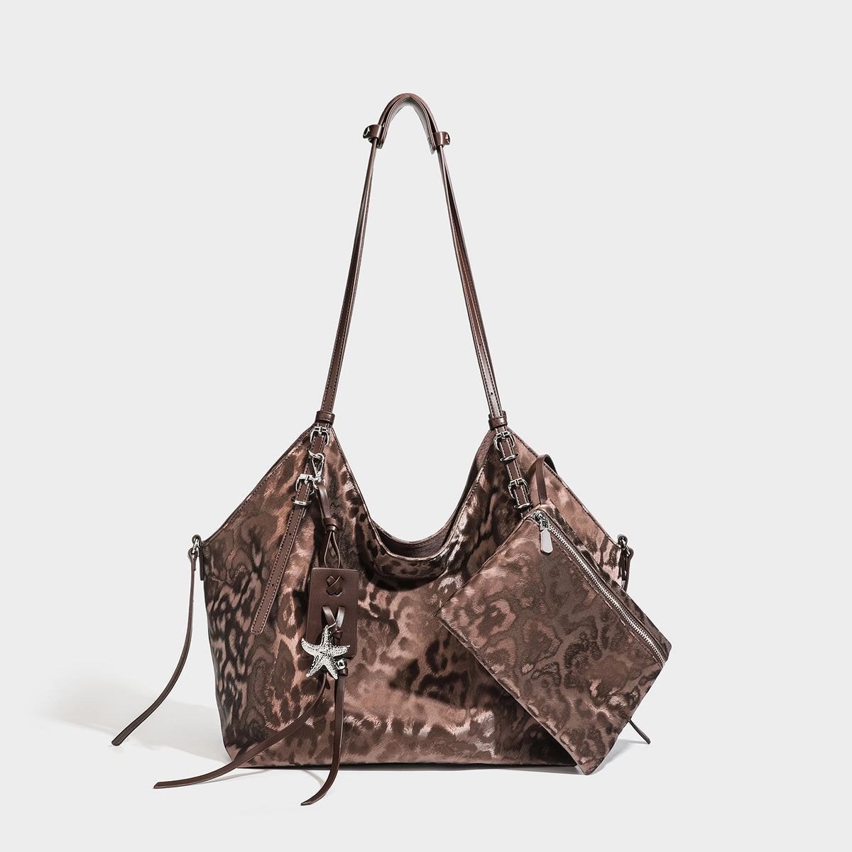 Große, glänzende Hobo-Schultertasche mit Leopardenmuster, abnehmbarem Reißverschluss-Etui und silberfarbenem Seestern-Anhänger, Detailansicht 7