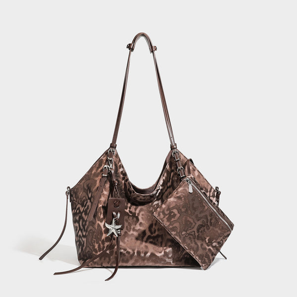 Große, glänzende Hobo-Schultertasche mit Leopardenmuster, abnehmbarem Reißverschluss-Etui und silberfarbenem Seestern-Anhänger, Detailansicht 7