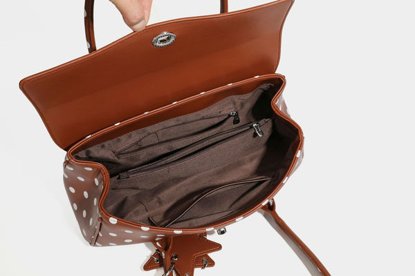 Strukturierte Baguette-Tasche mit Punktemuster in glänzender Lederoptik, zwei Tragegriffen, Überschlag mit Drehverschluss in Silberoptik und