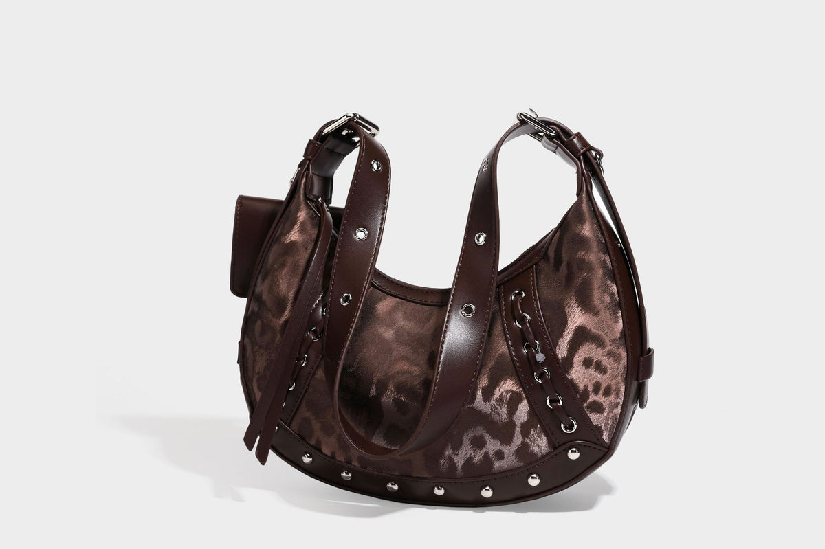 Crescent-Hobo-Schultertasche mit braunem Leopardenmuster, silbernen Nieten, Ösenbesatz, verstellbarem Riemen und abnehmbarem Mini