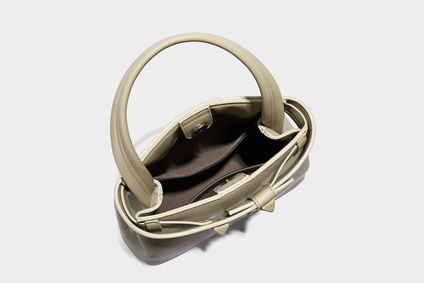 Strukturierte trapezförmige Tote-Bag mit oberem Riemen mit Gürtelschnalle, genarbter Lederoptik und silberfarbenen Beschlägen, Detailansicht