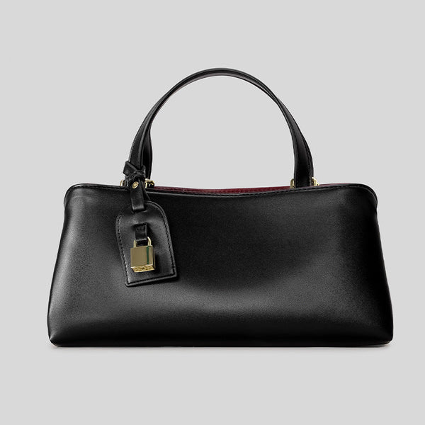 Strukturierte, rechteckige Henkeltasche in Lederoptik mit goldfarbenem Schlossanhänger und bordeauxrotem Innenfutter, Detailansicht 6