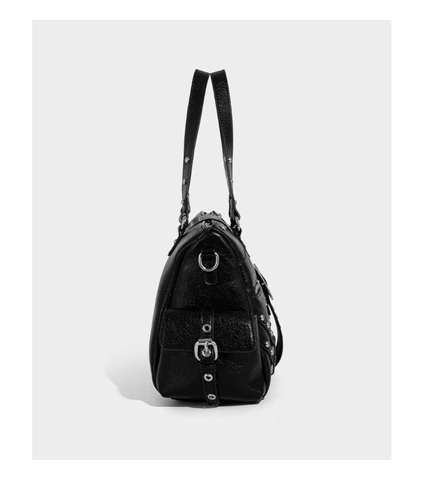 Schwarze, glänzende Henkeltasche mit genarbter Struktur, silberfarbenen Nieten, Riemendetail mit Schnalle, zwei Henkeln und breitem, mit Nieten besetztem Schulterriemen