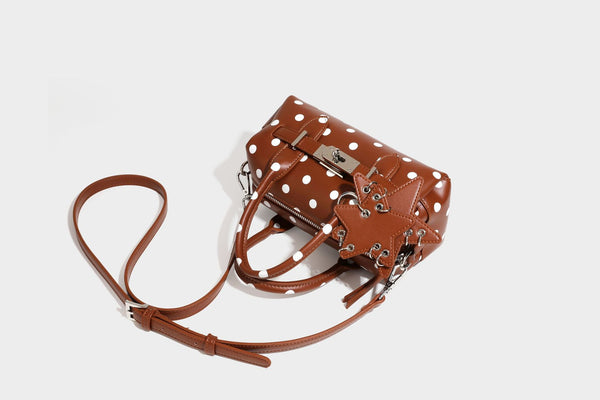 Kleine, strukturierte Mini-Henkeltasche mit Polka-Dot-Muster, Sternanhänger, Schnallriemen-Detail auf der Vorderseite, zwei Henkeln und abnehmbarem