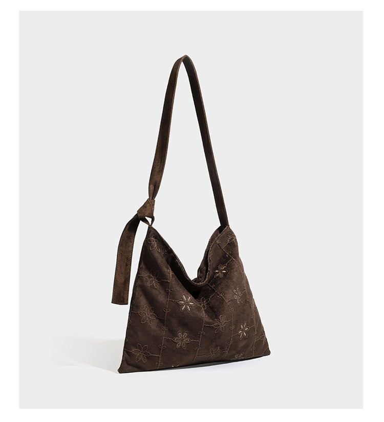 Lässige Hobo-Schultertasche in dunkelbrauner Velourslederoptik mit Ton-in-Ton-Blumenstickerei und langem, geknotetem Einzelriemen, Detailansicht