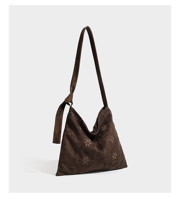 Lässige Hobo-Schultertasche in dunkelbrauner Velourslederoptik mit Ton-in-Ton-Blumenstickerei und langem, geknotetem Einzelriemen, Detailansicht