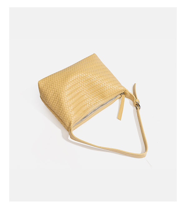 Kompakte gewebte Hobo-Schultertasche mit Reißverschluss oben, silberfarbenem Ringbeschlag und lederähnlicher Außenfläche mit Flechtstruktur, Detail
