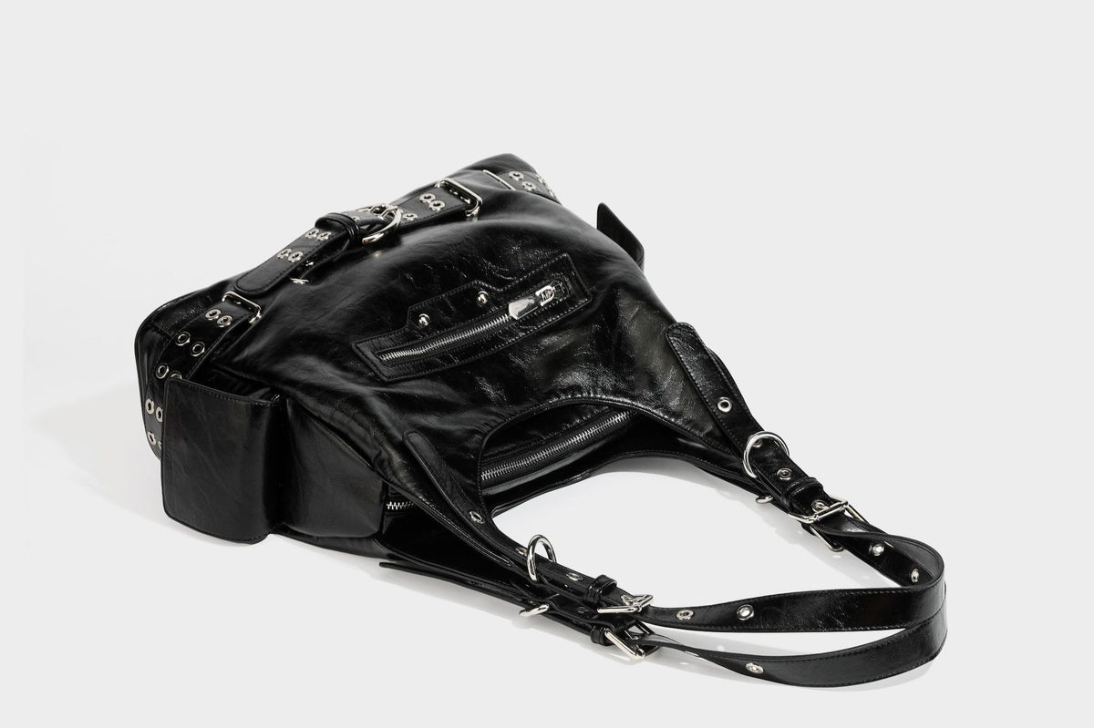 Große glänzende schwarze Hobo-Schultertasche mit silberfarbenem Ösen-Gürtelboden, Schnallenbeschlägen, vorderer Reißverschlusstasche und zwei …; Detailansicht