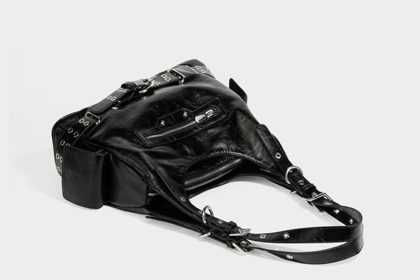 Große glänzende schwarze Hobo-Schultertasche mit silberfarbenem Ösen-Gürtelboden, Schnallenbeschlägen, vorderer Reißverschlusstasche und zwei …; Detailansicht