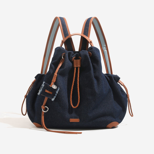 Weicher Rucksack in Beutelform mit Kordelzug und geflochtenem Kordelverschluss, Besätzen in hellbrauner Lederoptik und Eckenschutz, Detailansicht 7