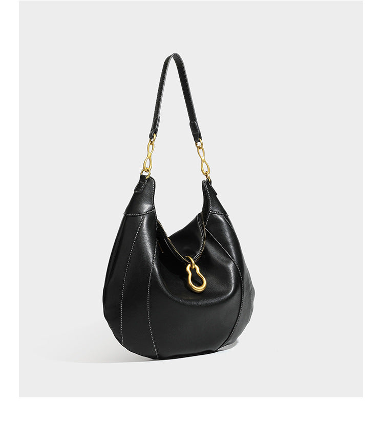 Lässige halbmondförmige Hobo-Schultertasche in Dunkelbraun mit goldfarbenem Ring und Kettenglied-Beschlägen sowie Reißverschluss oben, Detailansicht