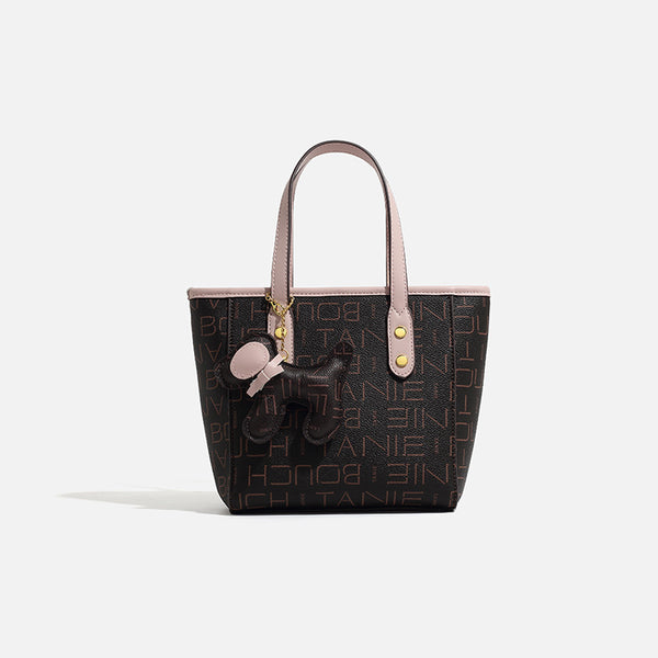 Kleine strukturierte Mini-Tote-Bag mit Logoprint, zartrosa Besatz, goldfarbenen Beschlägen, zwei oberen Henkeln und baumelndem Bärenanhänger