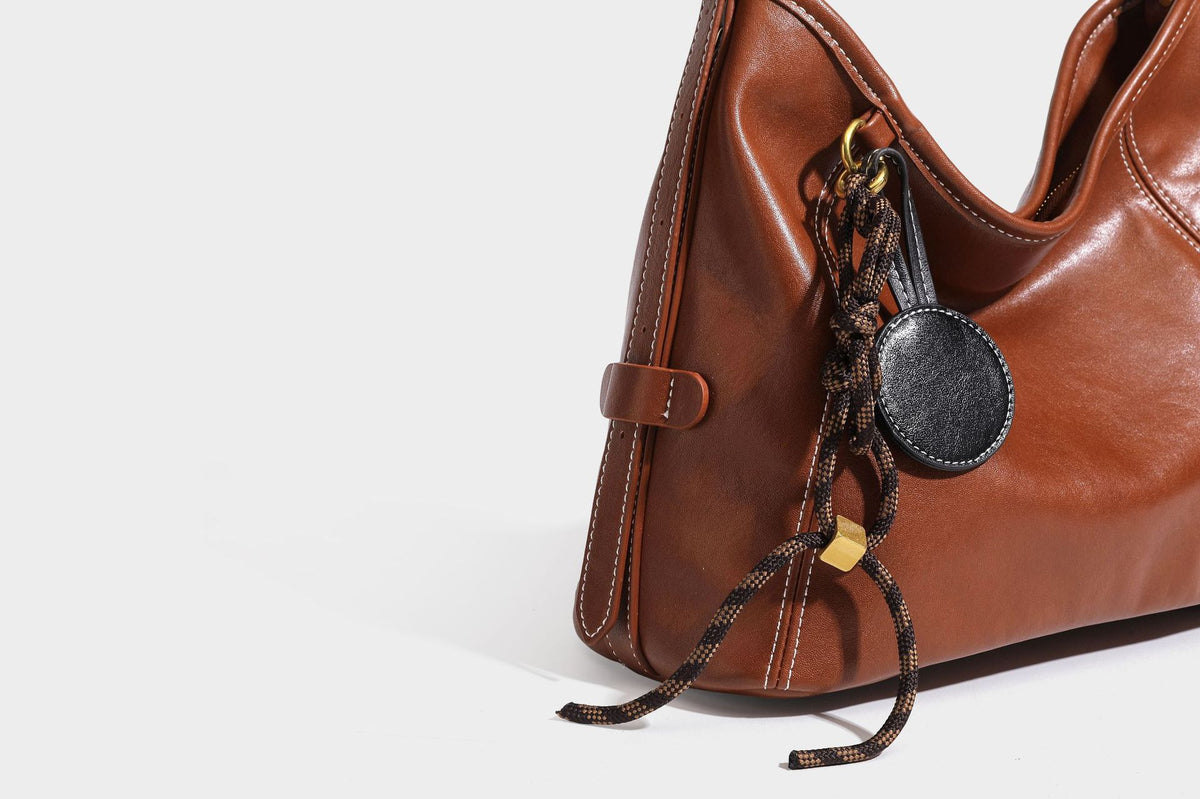 Lässige Hobo-Schultertasche mit glatter Oberfläche in Lederoptik, kontrastierenden Steppnähten, antikgoldfarbenen Metallelementen und, Detail