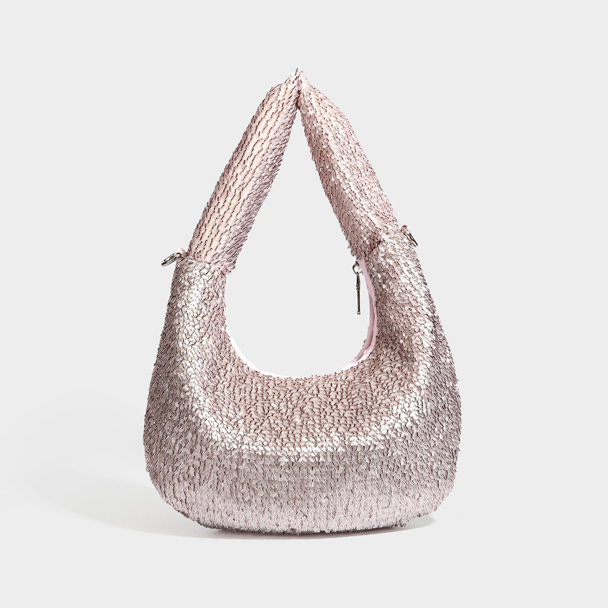 Weich fallende, tropfenförmige Hobo-Schultertasche mit durchgehendem Metallic-Paillettenbesatz und Details in Silberoptik, Detailansicht 3