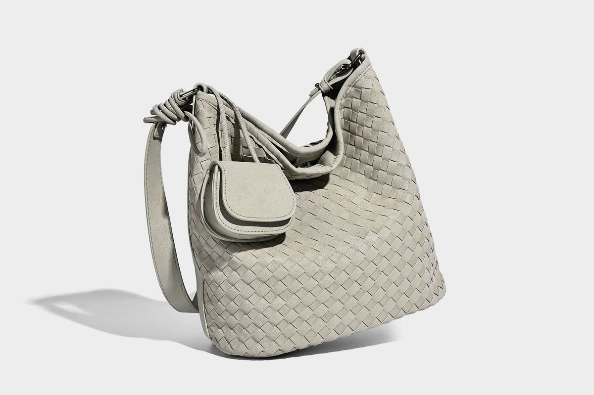 Lässige geflochtene Hobo-Schultertasche mit Korbgeflecht-Textur, befestigter Mini-Tasche vorne und verstellbarem geknotetem Riemen, Detailaufnahme