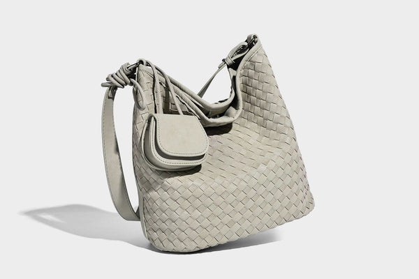 Lässige geflochtene Hobo-Schultertasche mit Korbgeflecht-Textur, befestigter Mini-Tasche vorne und verstellbarem geknotetem Riemen, Detailaufnahme
