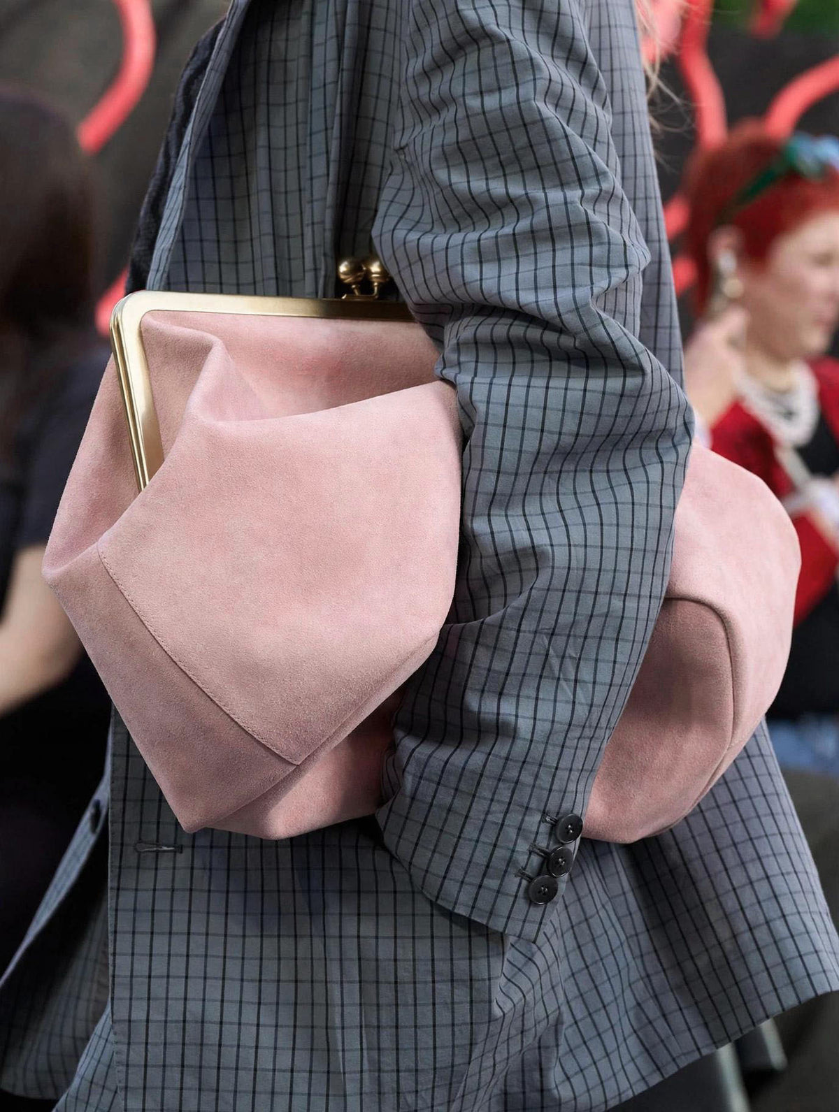 Strukturierte Schultertasche mit Bügelverschluss, Beschlägen in Goldoptik und Riemen in Lederoptik, Detailansicht 15