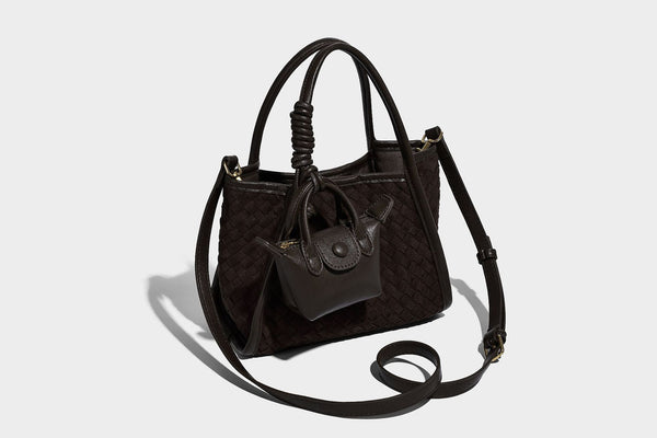 Strukturierte Tote-Bag mit gewebter Oberfläche, befestigtem Mini-Charm-Täschchen, geknoteten Tragegriffen und abnehmbarem Schulterriemen, Detailansicht