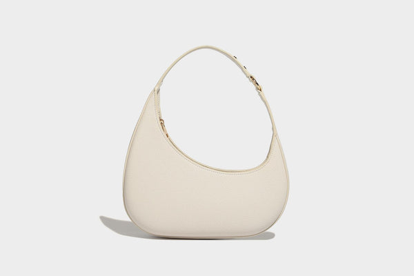 Sichelförmige Halbmond-Hobo-Schultertasche in genarbter Lederoptik mit schmalem Riemen und goldfarbenen Reißverschlussdetails, Detailansicht
