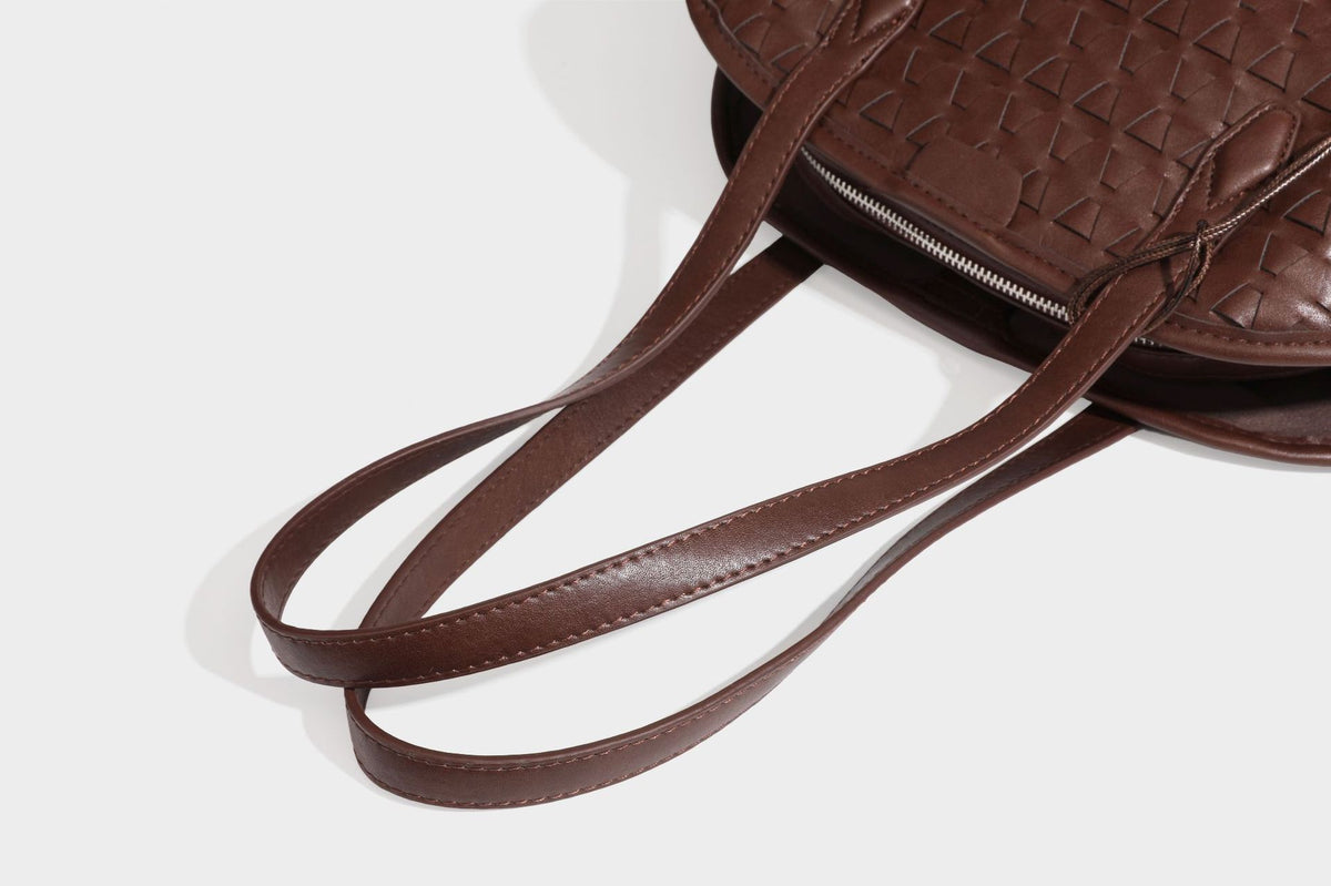 Strukturierte kuppelförmige Schulter-Tote-Bag mit geometrischer Flechtoptik in Lederoptik, langen Doppelriemen, Reißverschluss oben und rundem