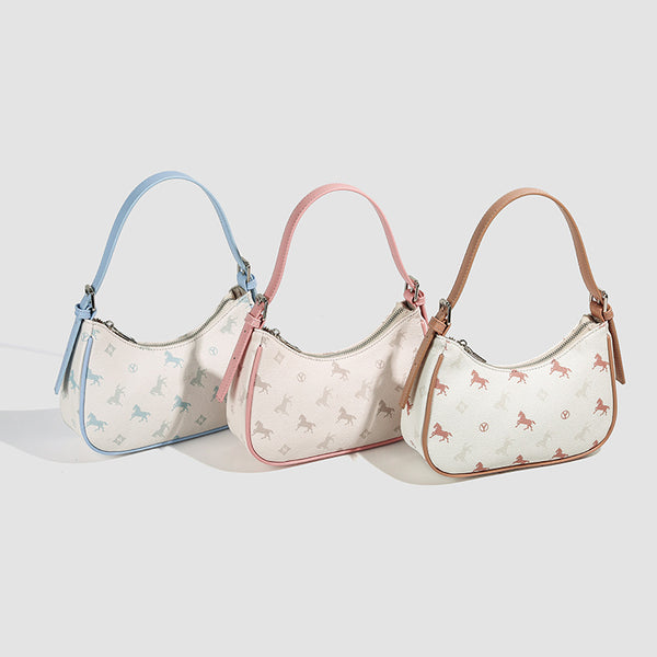 Cremefarbene halbmondförmige Schultertasche mit Monogramm-Print, kontrastierendem Besatz in Lederoptik und silberfarbenen Metalldetails, Detailansicht 2