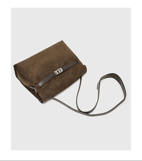 Schultertasche mit Umschlagklappe in kaffeebrauner Velourslederoptik, silberfarbenem Drehverschluss und dunklem Besatz in Lederoptik, Detailansicht 7