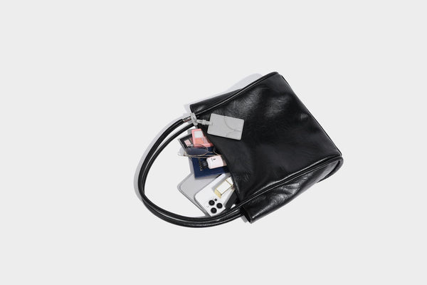 Glänzende Tote-Bag in schwarzer Lederoptik mit zwei runden Tragegriffen und silberfarbenen Beschlägen, Detailansicht 25