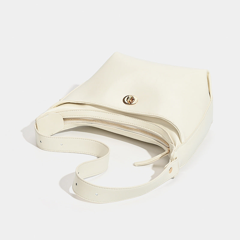 Glänzende Hobo-Schultertasche in Lederoptik mit sichelförmiger Silhouette und goldfarbenem Drehverschluss, Detailansicht 4