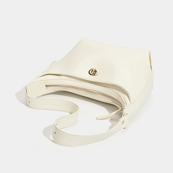 Glänzende Hobo-Schultertasche in Lederoptik mit sichelförmiger Silhouette und goldfarbenem Drehverschluss, Detailansicht 4