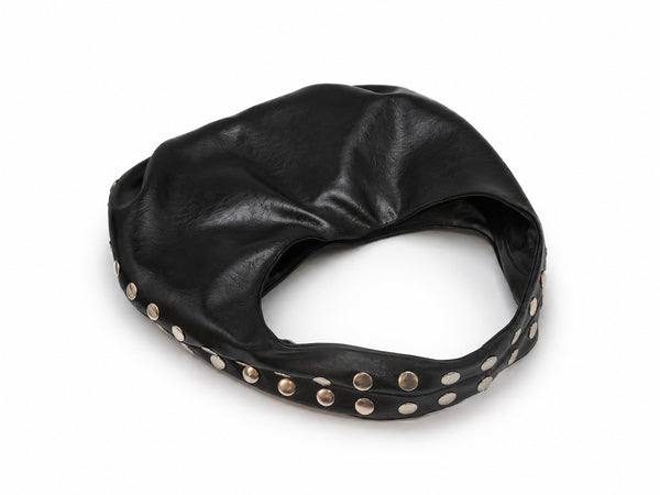 Schwarze Hobo-Bag in Lederoptik mit Halbmondsilhouette, silberfarbenen kuppelförmigen Nieten entlang der Seitennaht und einem breiten einzelnen Schlaufenhenkel, Detailaufnahme