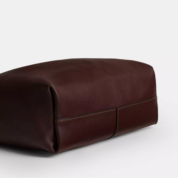 Große, lässig fallende Hobo-Schultertasche in glatter Lederoptik mit breitem Riemen und goldfarbenem Reißverschluss, Detailansicht 4