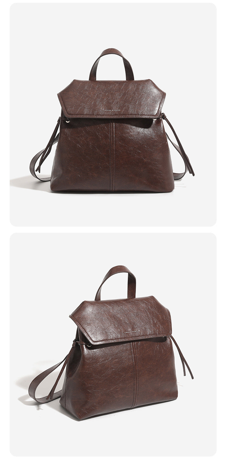 Strukturierte Rucksacktasche mit Überschlag in Used-Lederoptik, seitlichen Kordelzügen und silberfarbenen Metalldetails, Detailansicht
