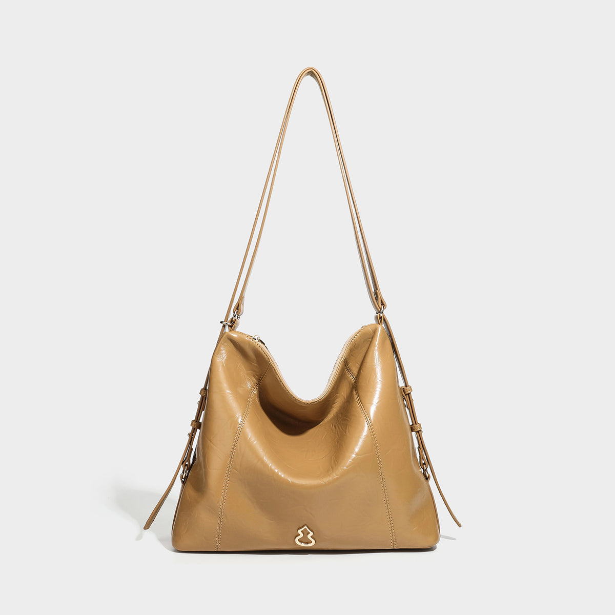 Große, lässig fallende Hobo-Schultertasche aus glänzendem Material in geknautschter Lederoptik mit goldfarbenen Beschlägen und langem verstellbarem Riemen