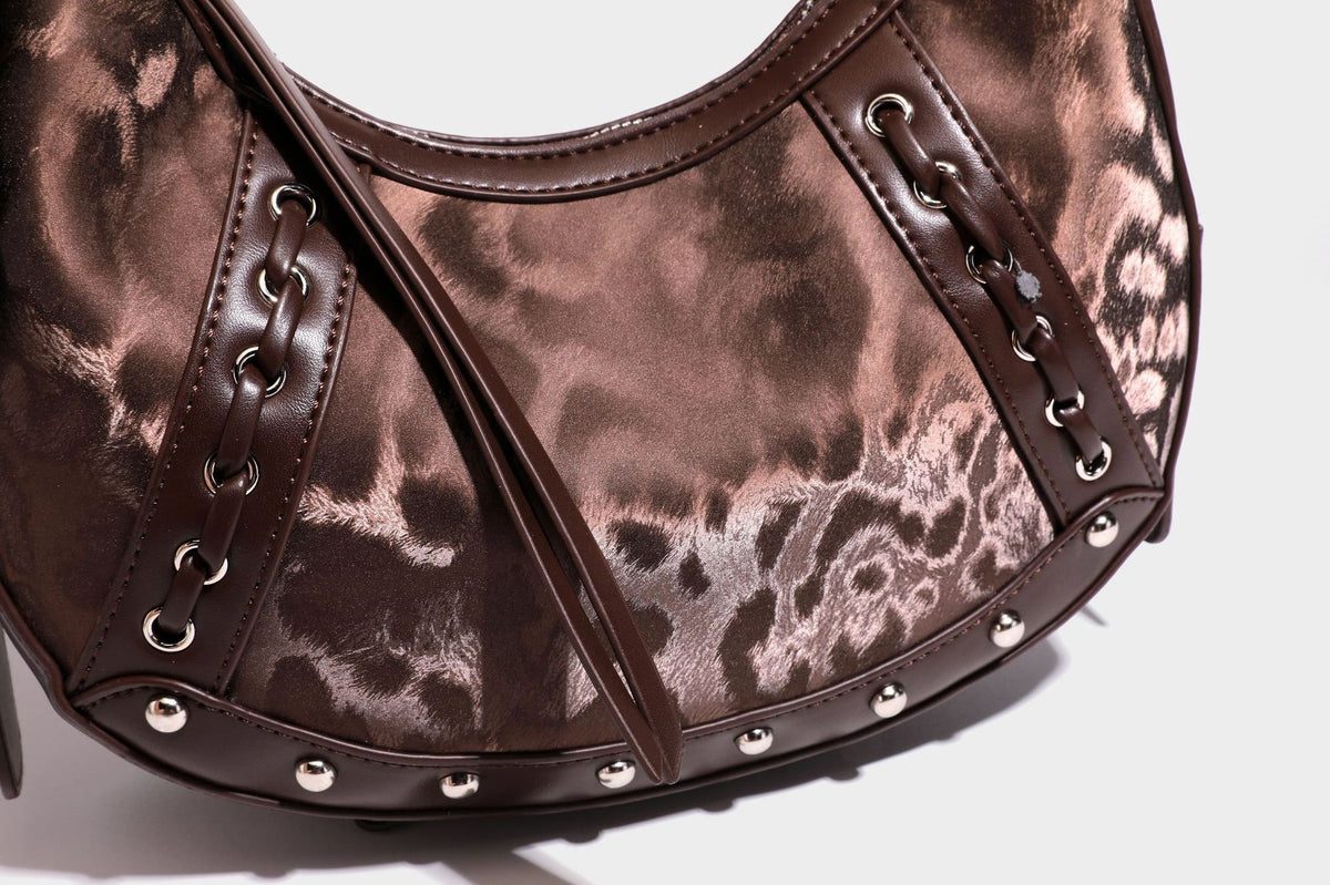 Crescent-Hobo-Schultertasche mit braunem Leopardenmuster, silbernen Nieten, Ösenbesatz, verstellbarem Riemen und abnehmbarem Mini