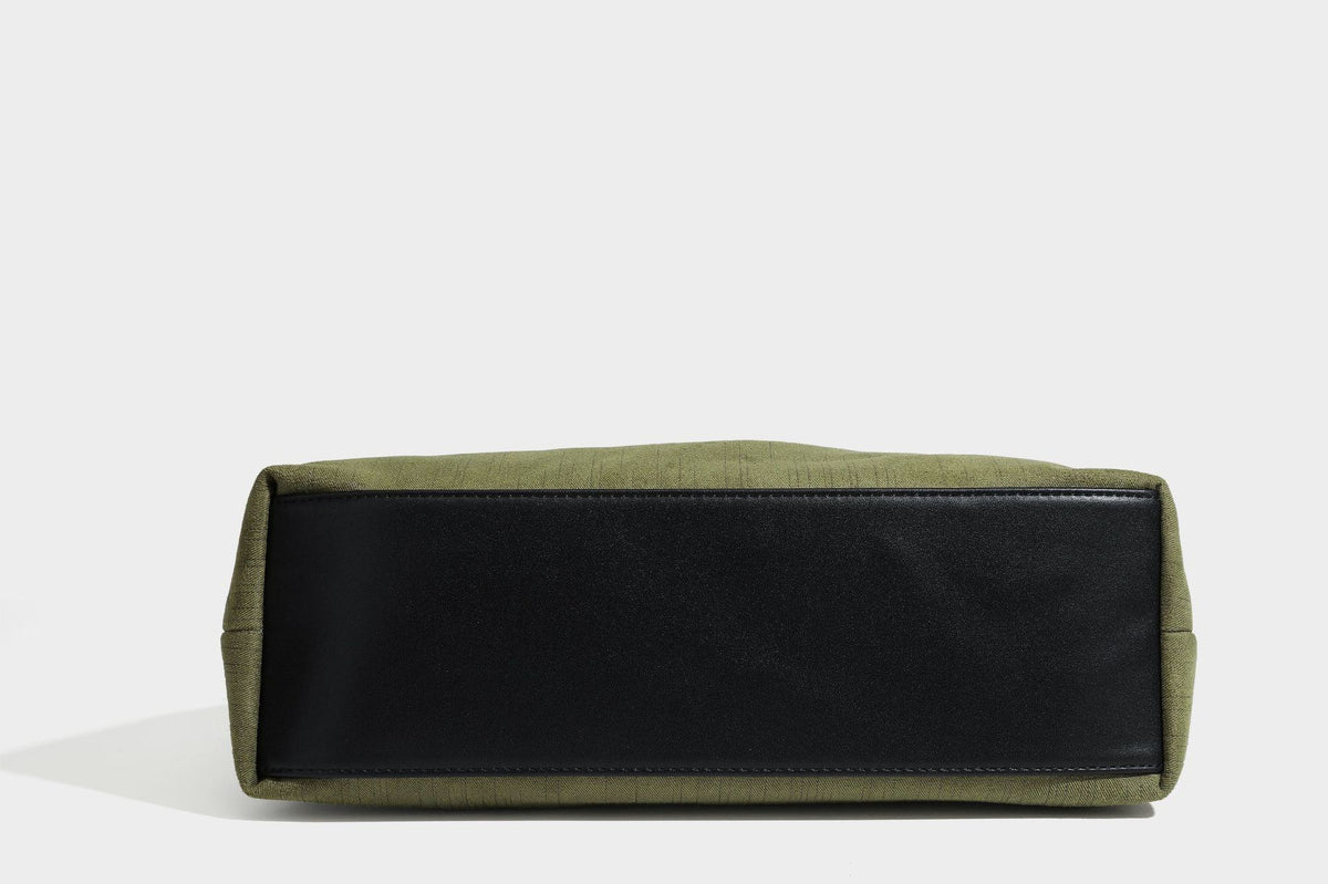 Weich fallender olivgrüner Shopper in Canvas-Optik mit Henkeln in schwarzer Lederoptik, abnehmbarem Reißverschlusstäschchen und silberfarbenen Beschlägen