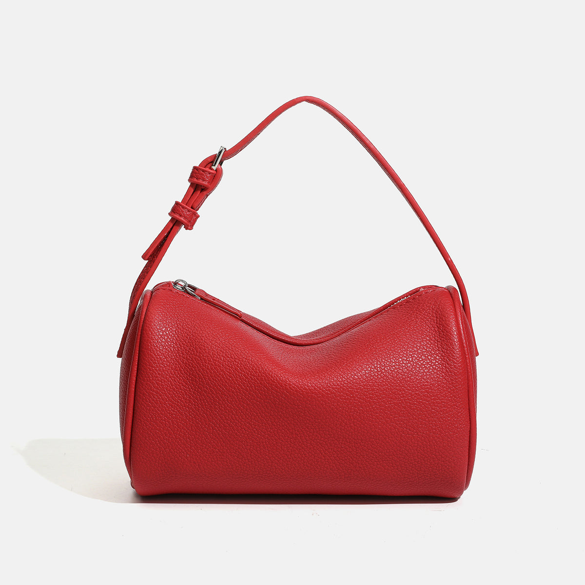 Kompakte Schultertasche in Lederoptik mit genarbter Struktur, Reißverschluss oben, geknotetem Tragegriff und verstellbarem Crossbody-Riemen, Detailansicht